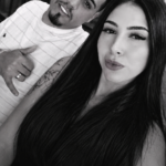 Imagem de um casal em preto e branco.