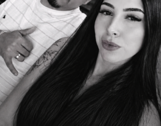 Imagem de um casal em preto e branco.