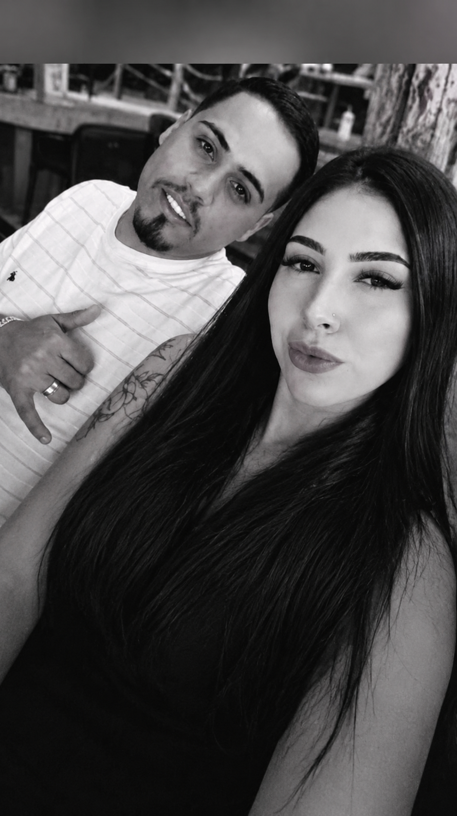 Imagem de um casal em preto e branco.