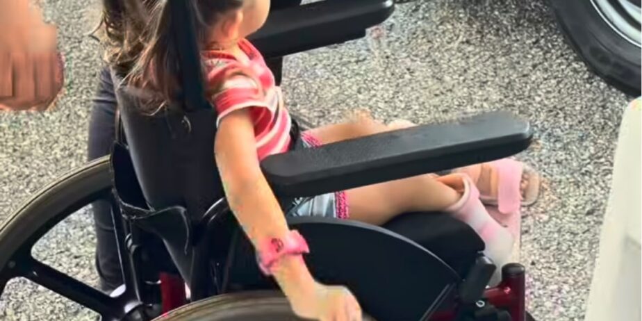 Imagem de uma criança com deficiência física em uma cadeira de rodas.