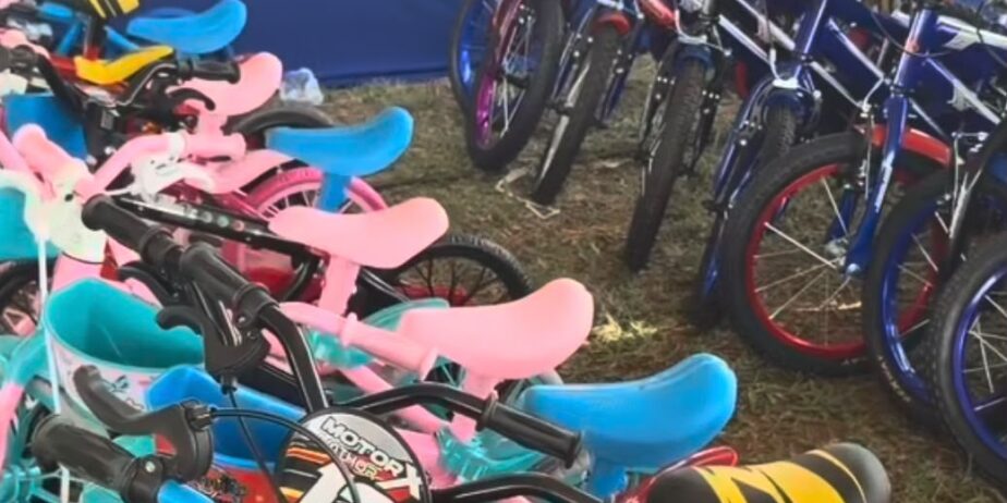 Imagem de várias bicicletas coloridas de diversos tamanhos