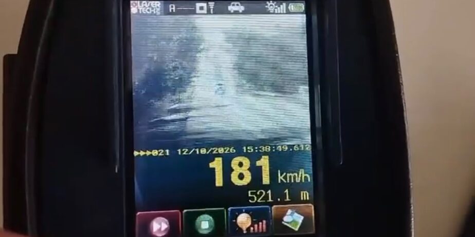 Imagem de um medidor de velocidade portátil utilizado pela PRF. Na imagem da tela da ferramenta, mostra a velocidade de um carro a 181km/hr