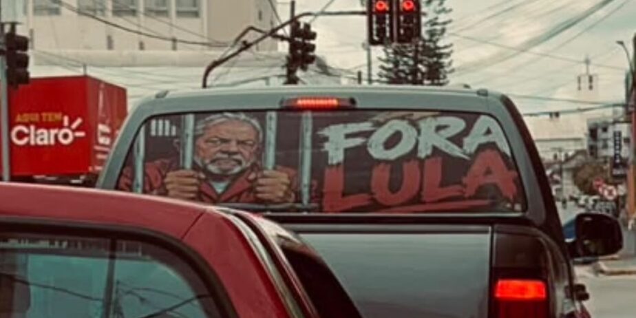 Imagem de adesivo escrito "Fora Lula" em uma camionete.