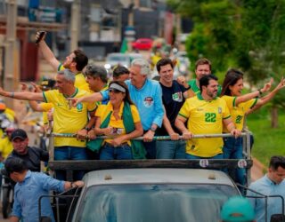Imagem de carreata em apoio a Flávio Bolsonaro