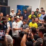 Imagem de Flávio Bolsonaro se encontrando com aliados da música sertaneja.