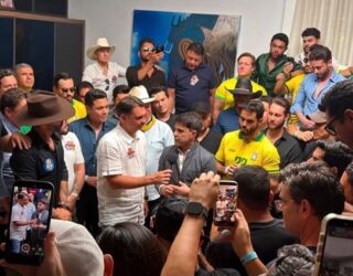 Imagem de Flávio Bolsonaro se encontrando com aliados da música sertaneja.