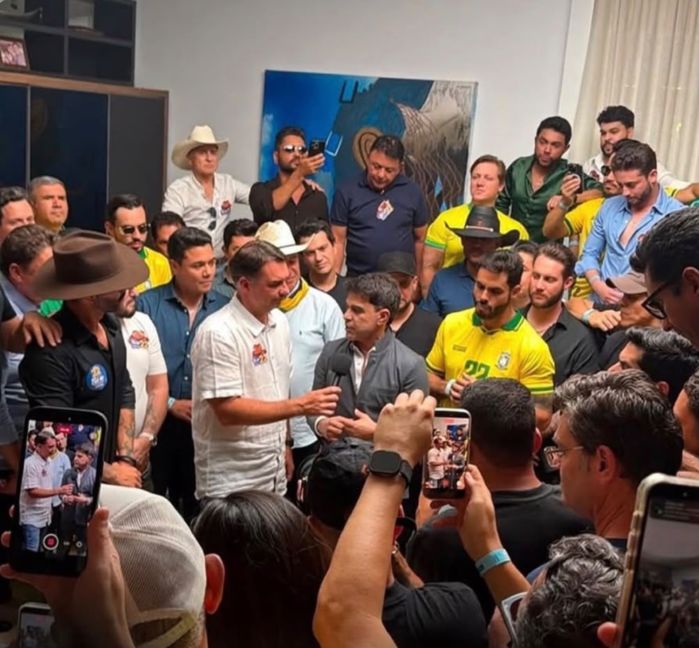 Imagem de Flávio Bolsonaro se encontrando com aliados da música sertaneja.