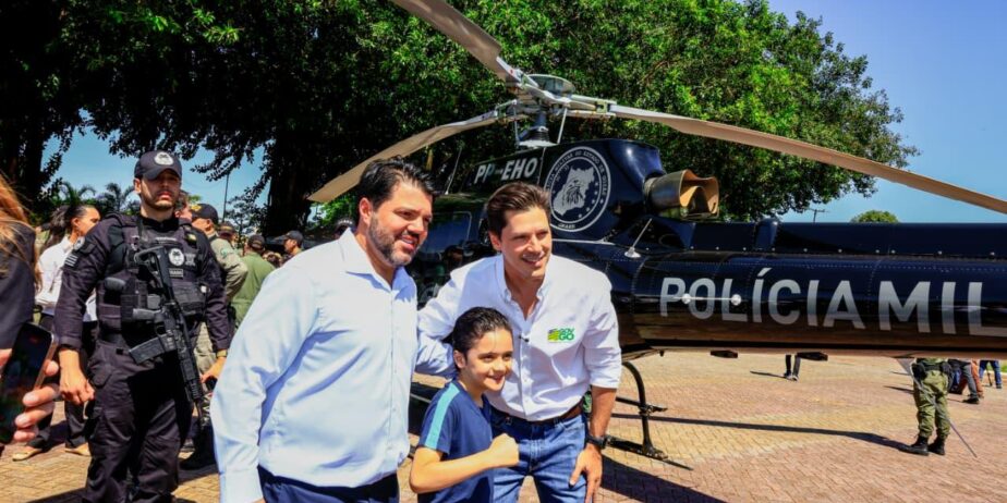 Imagem do governador Daniel Vilela, Márcio Corrêa, Prefeito de Anápolis, pousando com uma criança.