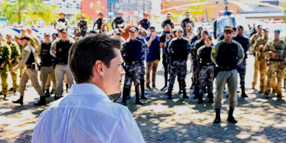Imagem do Governados Daniel Vilela, juntamente com Polícia Militar