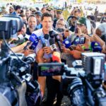 Imagem do Governador Daniel Vilela dando entrevistas a diversos repórteres.