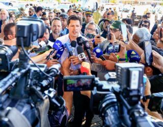 Imagem do Governador Daniel Vilela dando entrevistas a diversos repórteres.