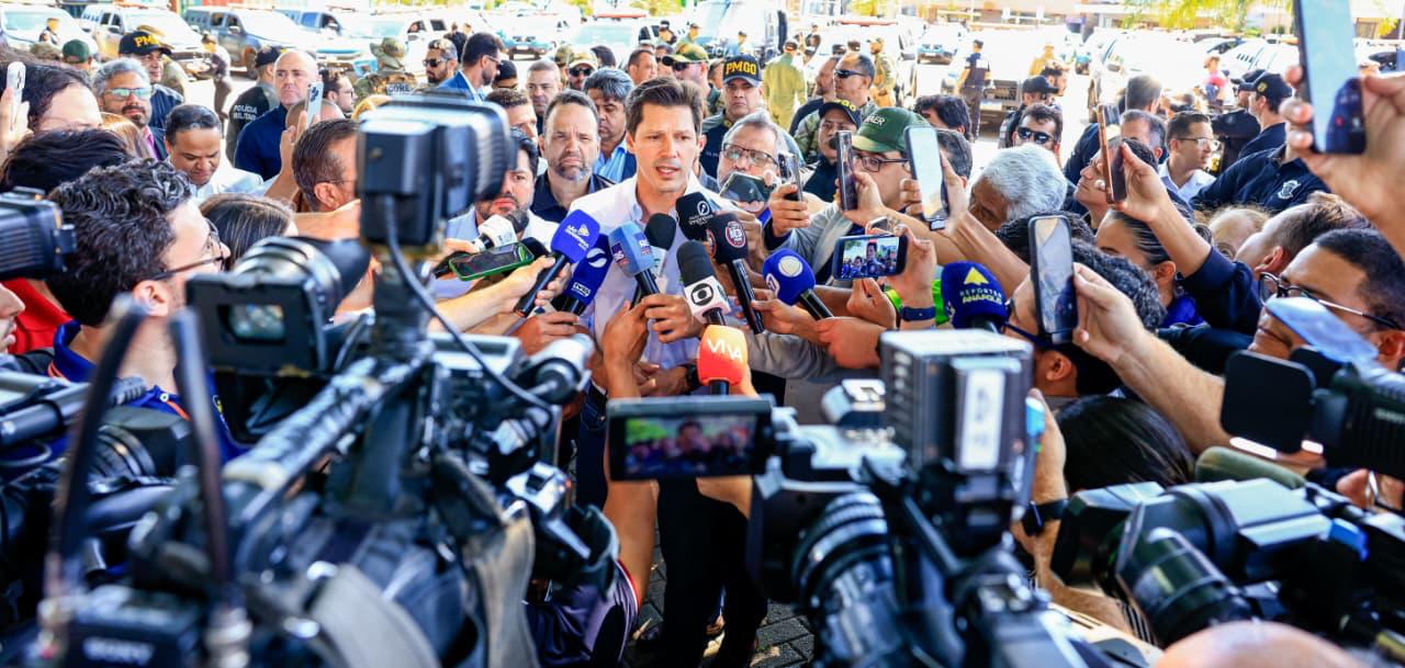 Imagem do Governador Daniel Vilela dando entrevistas a diversos repórteres.