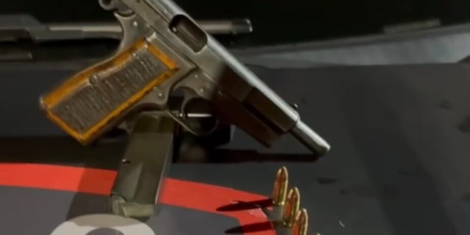 Imagem de uma arma e balas em cima da viatura da CPE, que foram apreendidas em Anápolis.