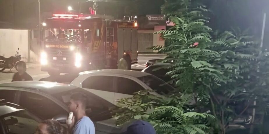 Imagem da viatura do Corpo de Bombeiros na porta do Hospital Alfredo Abraão. Algumas pessoas próximas e carros.