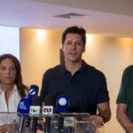 Imagem do governador Daniel Vilela, em um pronunciamento sobre os resultados da eleição. Ao lado Gracinha Caiado e Ronaldo Caiado.