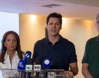 Imagem do governador Daniel Vilela, em um pronunciamento sobre os resultados da eleição. Ao lado Gracinha Caiado e Ronaldo Caiado.
