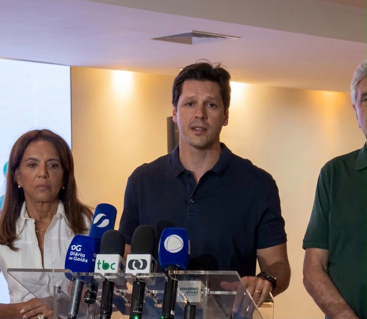 Imagem do governador Daniel Vilela, em um pronunciamento sobre os resultados da eleição. Ao lado Gracinha Caiado e Ronaldo Caiado.