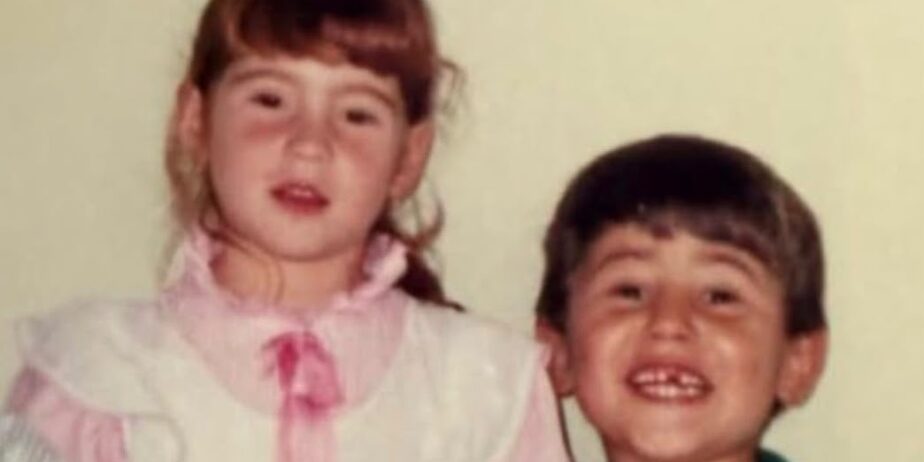Imagem de Amilton Filho e Andreia de quando eram crianças pequenas.