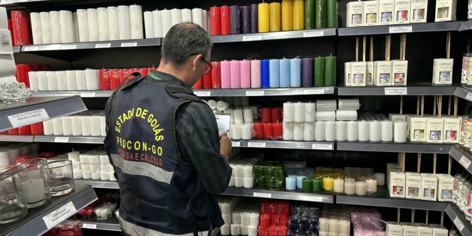 Imagem de um funcionário do Procon fazendo pesquisa em uma floricultura.