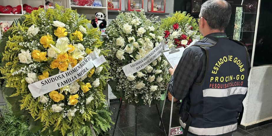 Imagem de um funcionário do Procon realizando pesquisas em floriculturas.