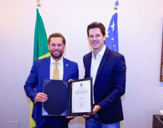 Imagem do Governador Daniel Vilela ao lado de Bruno Peixoto, ambos usando terno azul.