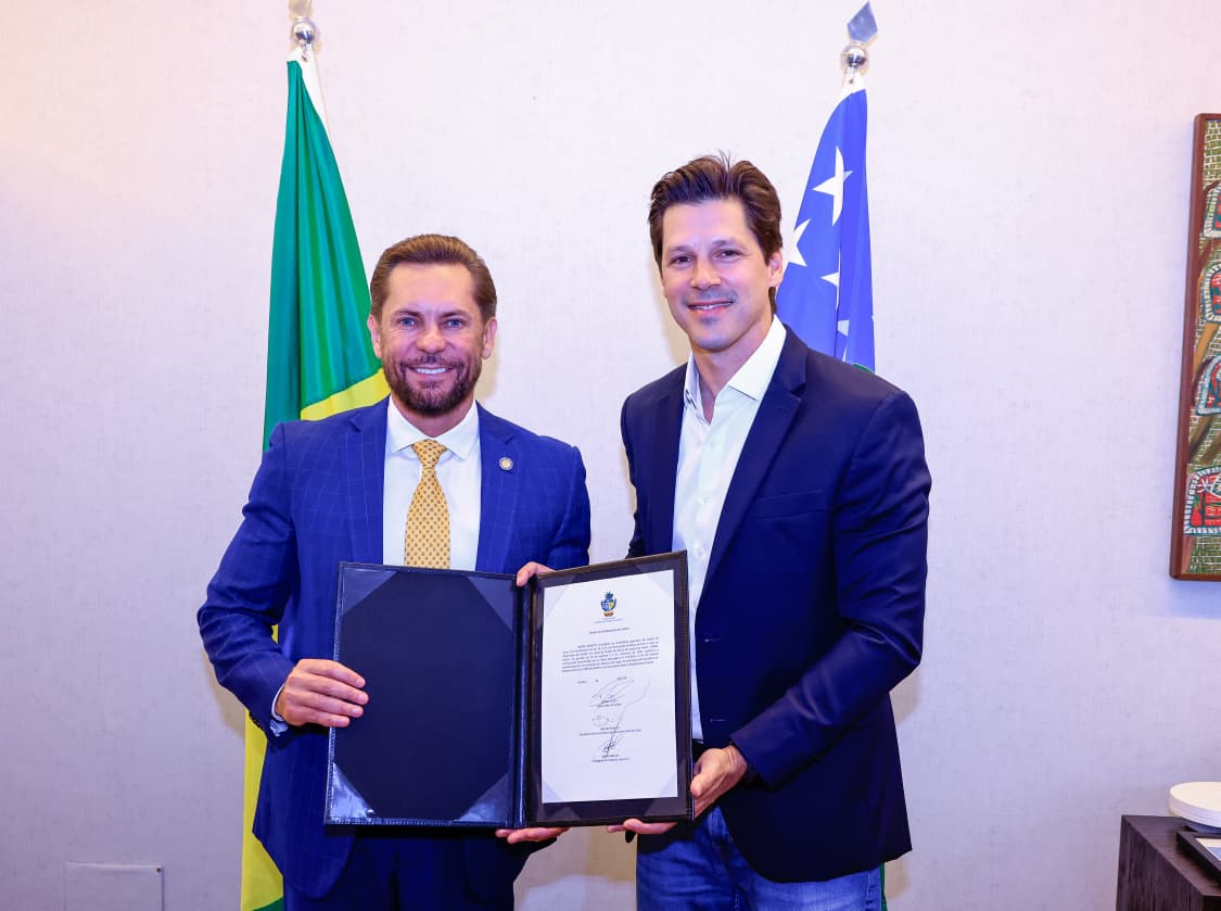 Imagem do Governador Daniel Vilela ao lado de Bruno Peixoto, ambos usando terno azul.