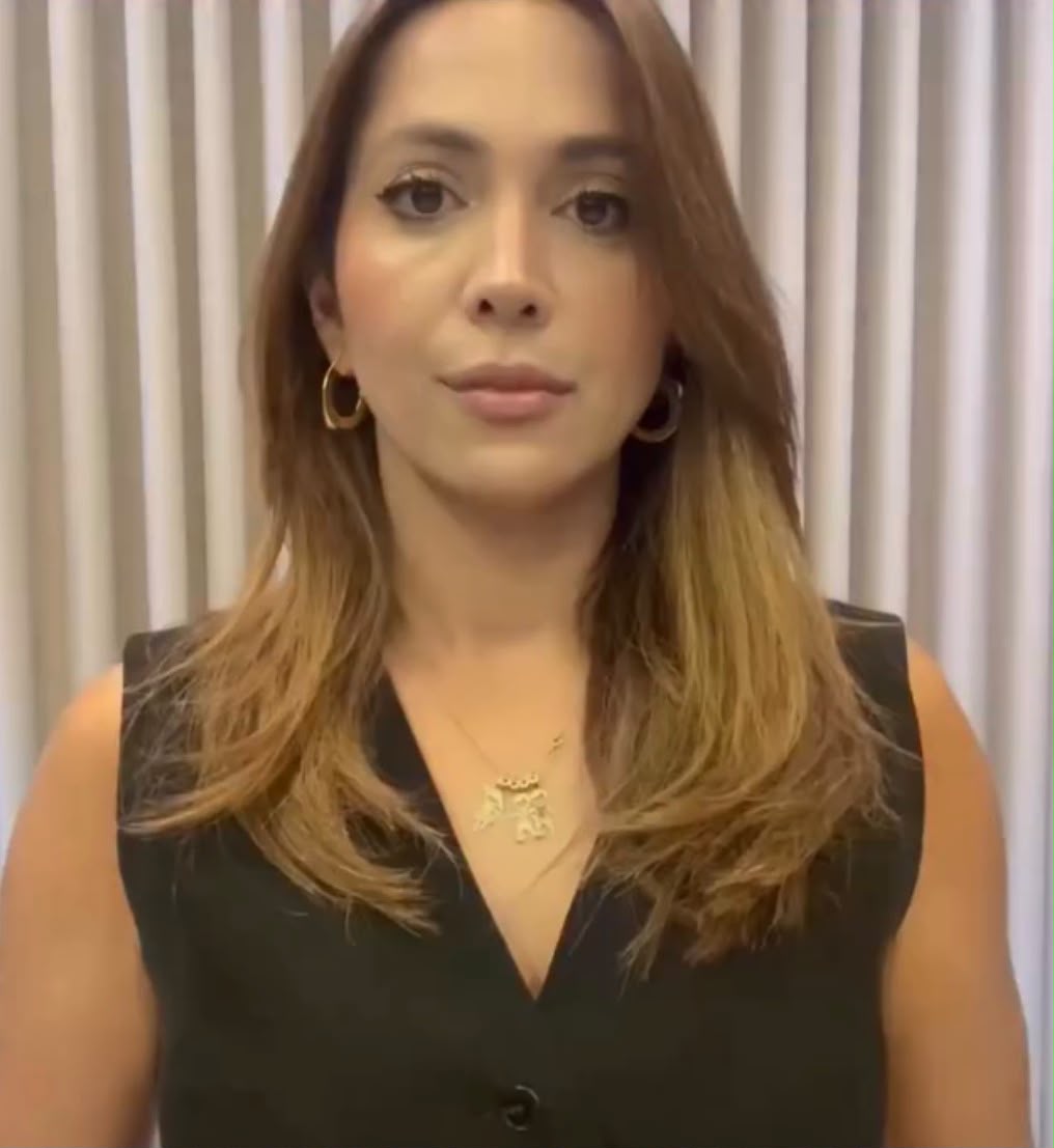 Imagem da Delegada Aline Lopes da DPCA Anápolis. Ela está com cabelos soltos, olhando para a câmera e usando roupas pretas.